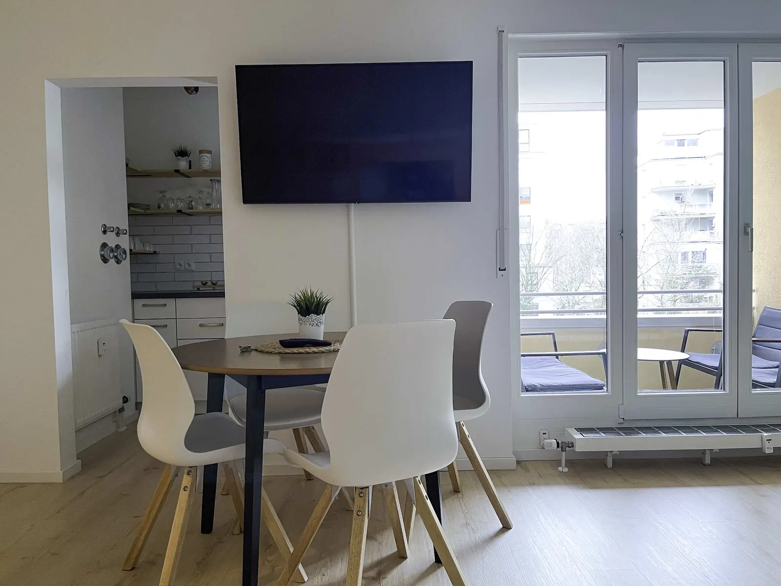 Wohnraum mit Smart-TV und Balkontür