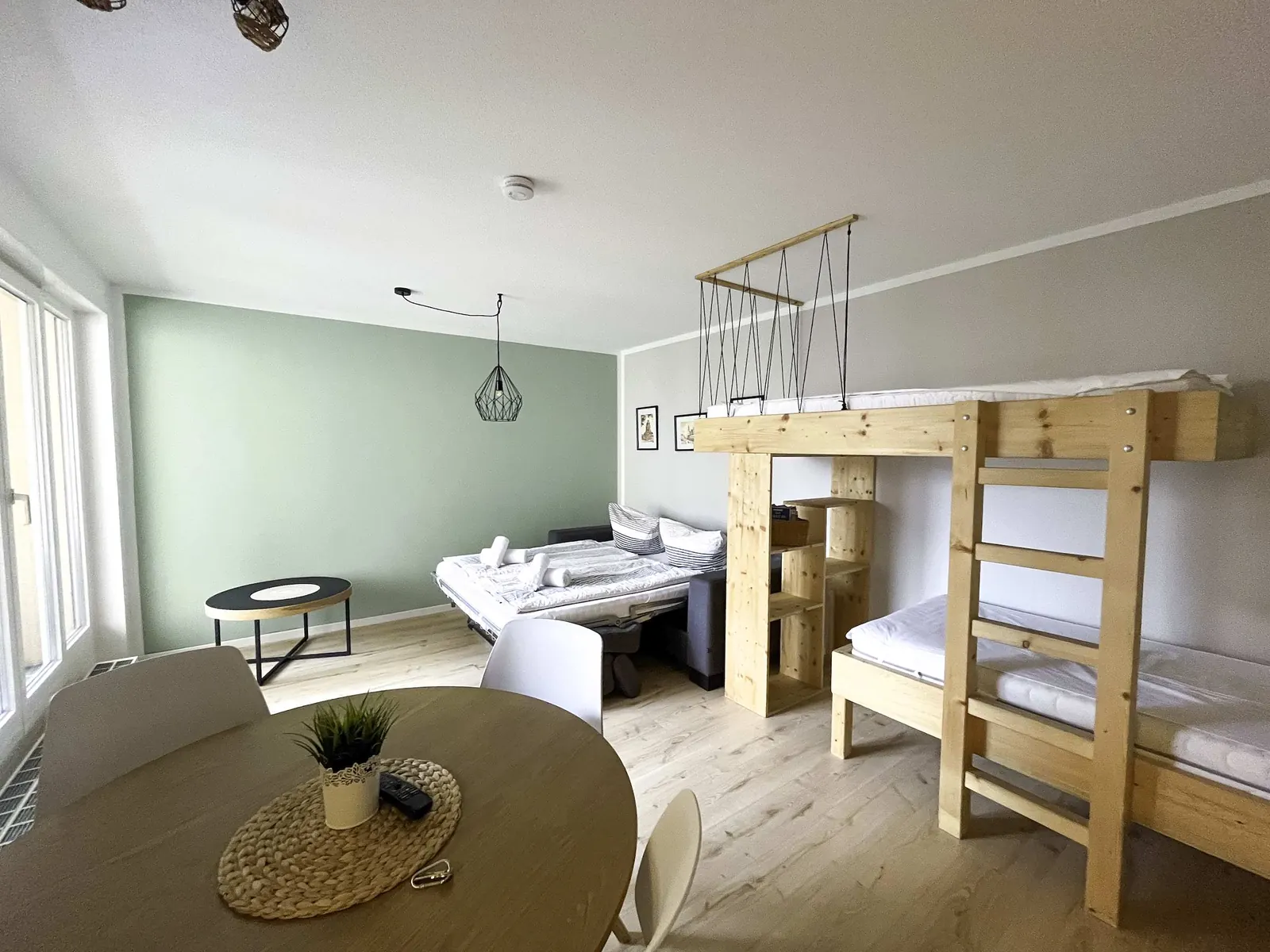 Wohnraum mit Hochbett und Esstisch