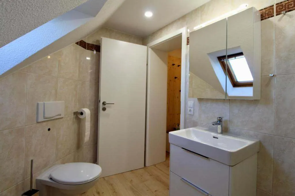 Bad mit Badewanne und Dusche