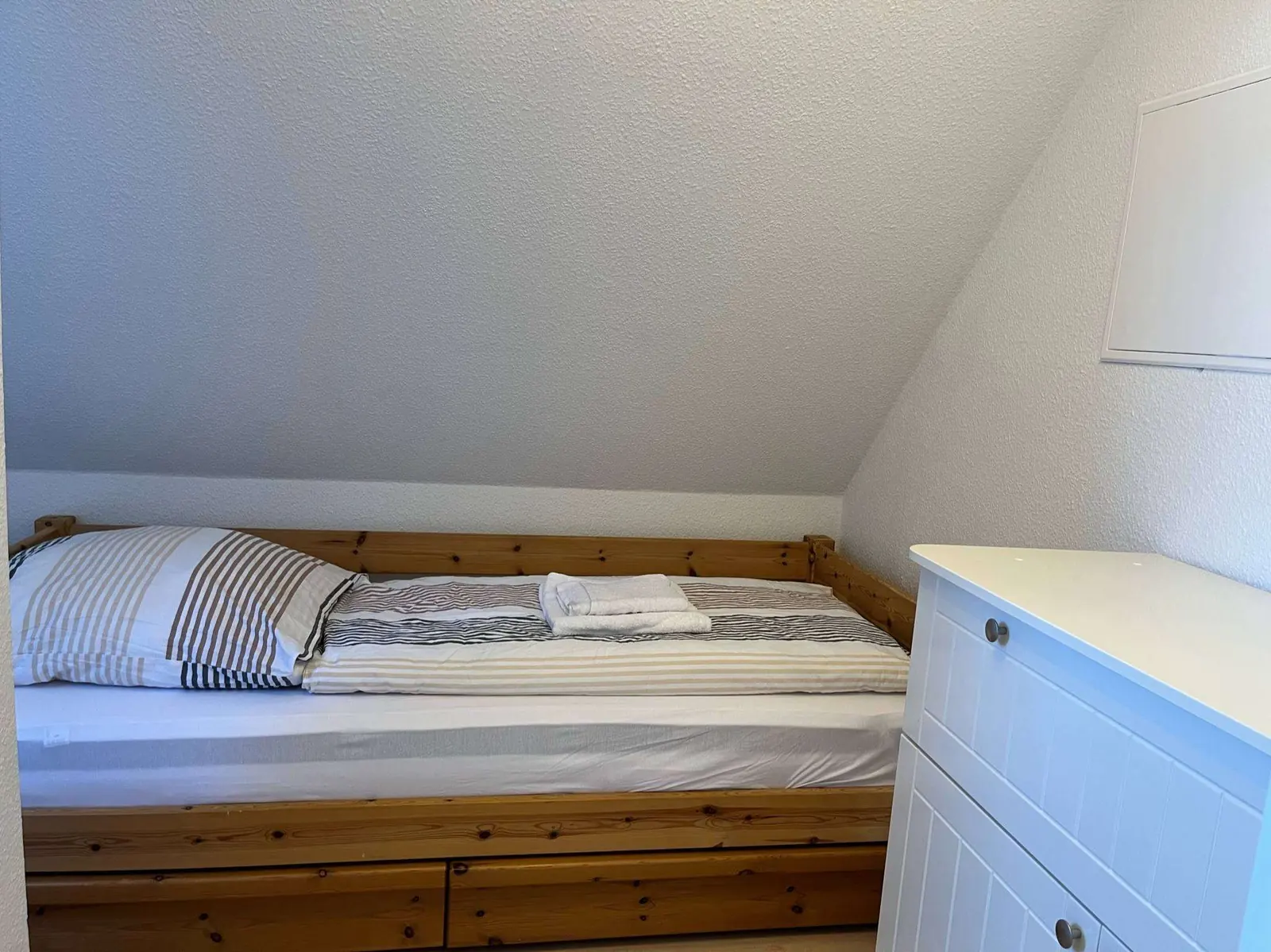 Schlafzimmer mit zwei Einzelbetten